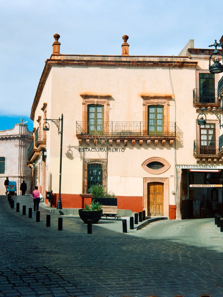 Zeiss Ikon 531 6x4.5 + Reflx Lab 250D (Kodak Vision 3 250D 5207, ECN-2) + 120 + Corner building ESTACIONAMIENTO with cobblestone streets and wrought-iron balcony