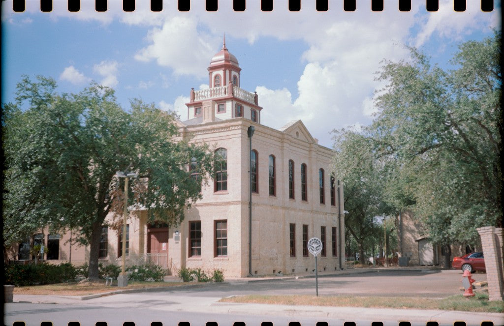 Zeiss Super Ikonta 531/2 / 120 6x9 + Reflx Lab 50D (Kodak Vision 3 50D 5203, ECN-2) — Palacio de Justicia del Condado de Hidalgo de 1886 con su cúpula reconstruida, centro histórico de Hidalgo, Texas